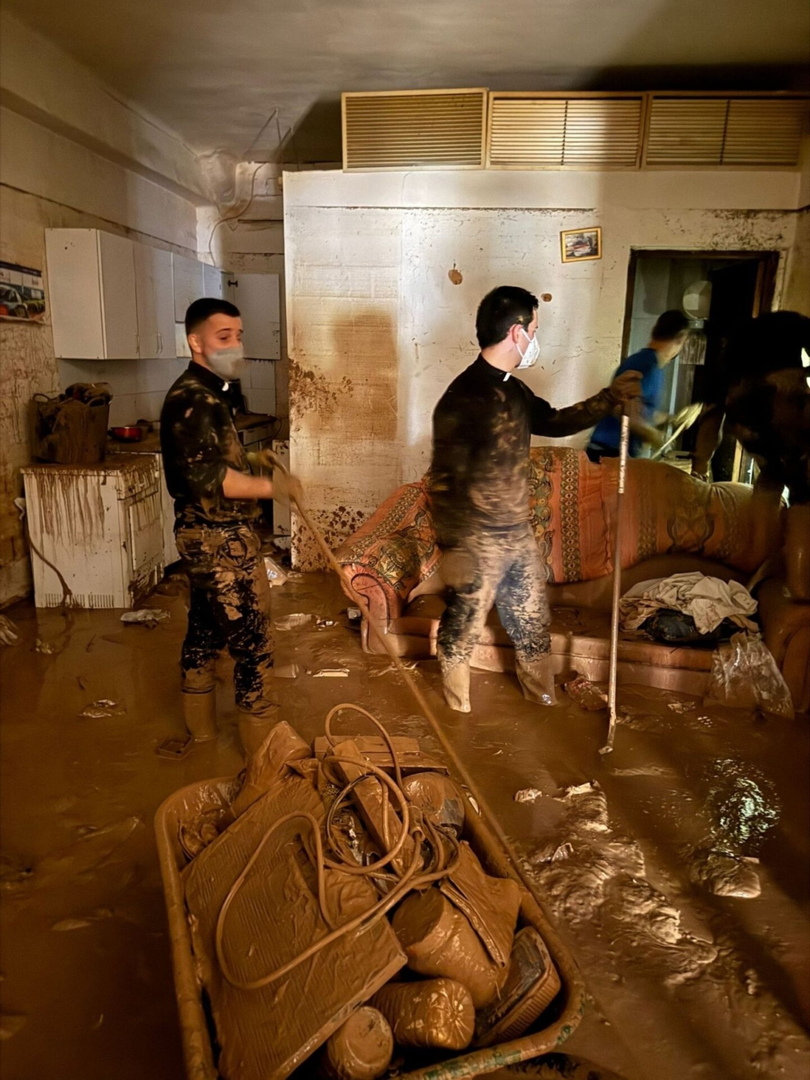 Sacerdotes quitando barro
