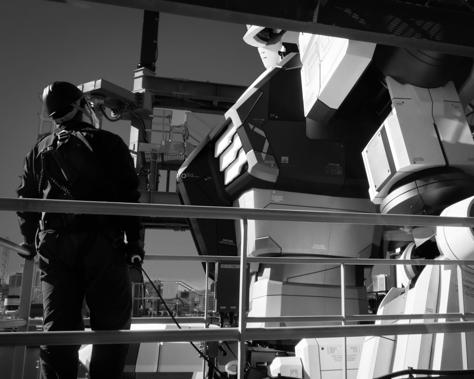 Un trabajador inspecciona una estructura robótica