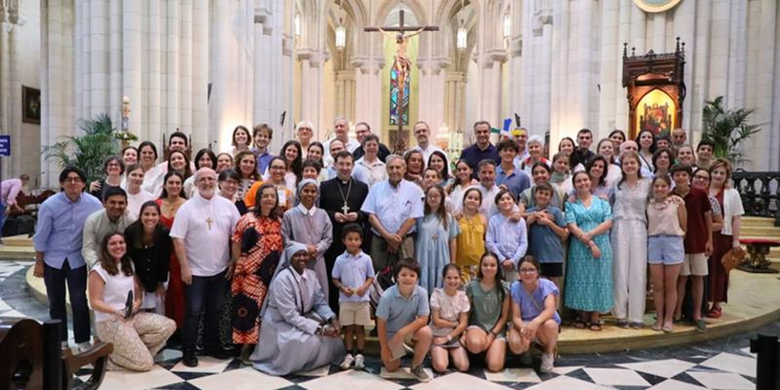 El cardenal Cobo con los misioneros de la diócesis de Madrid