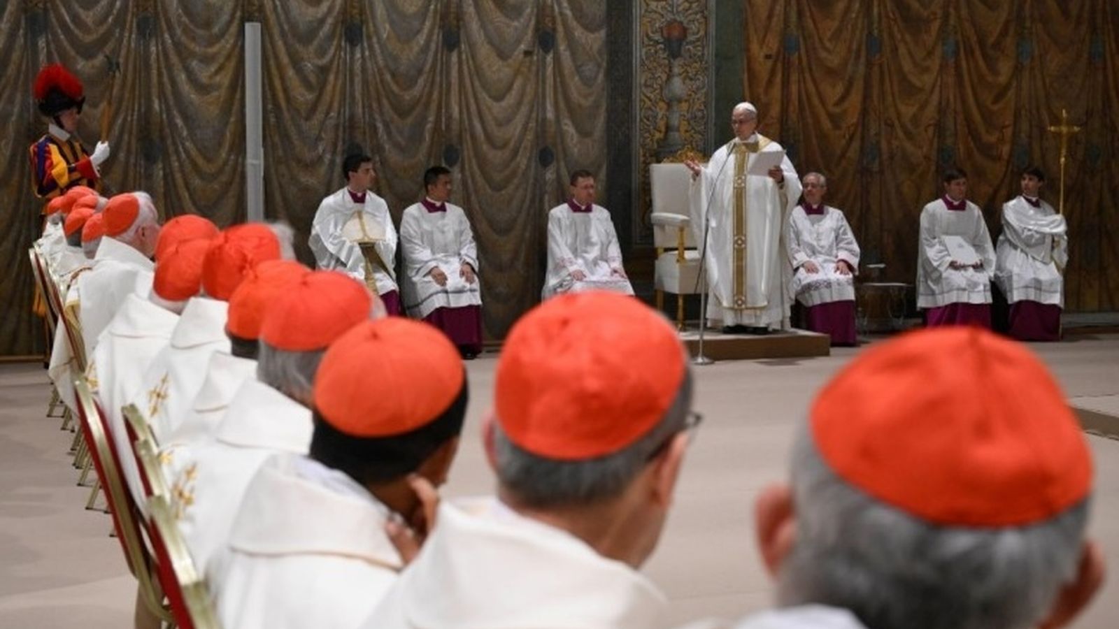 León XIV y cardenales