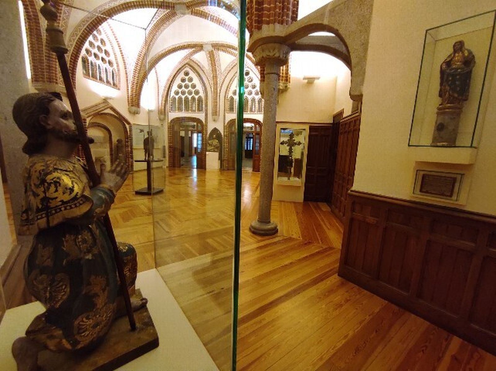 'Santiago Peregrino orando ante la Virgen'