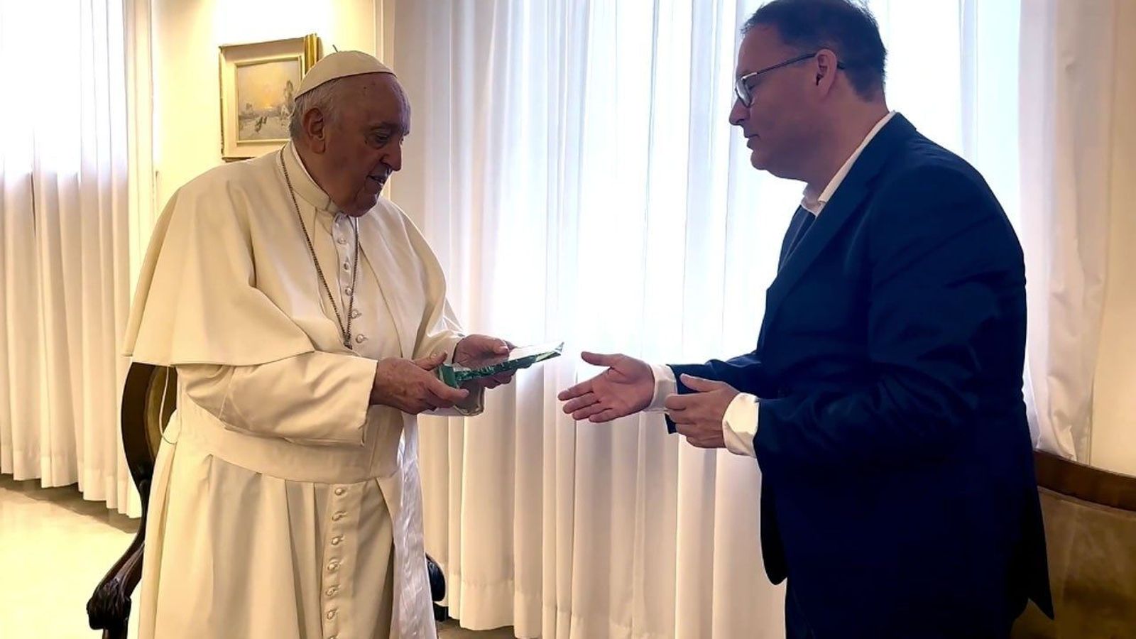 El Papa recibe el premio honorífico "Cinema for Peace"