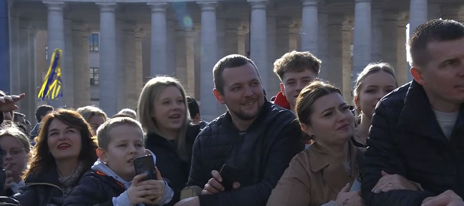 Fieles esperando al Papa