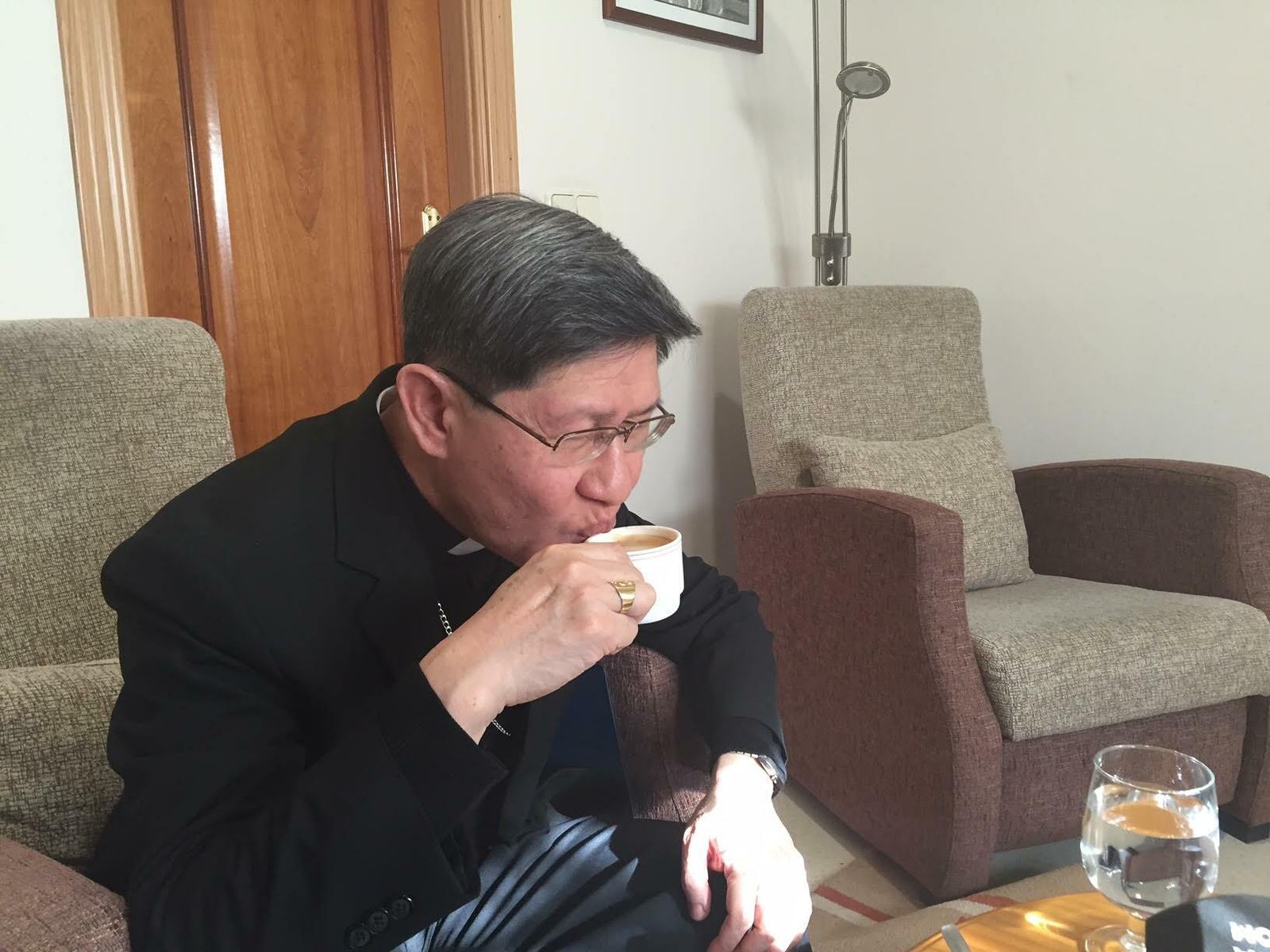 Tagle, tomando café