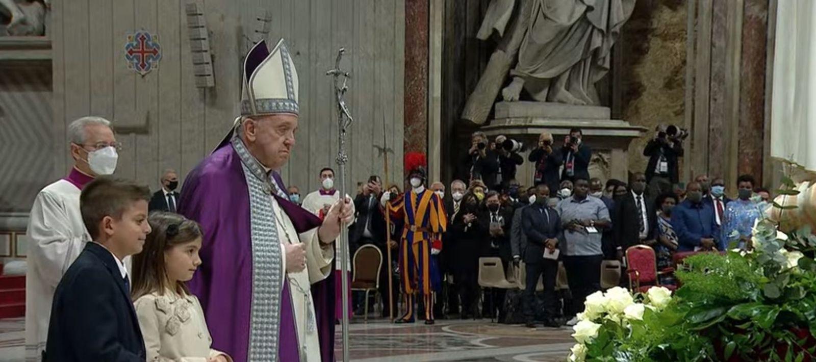 El Papa y dos niños, ante la Virgen