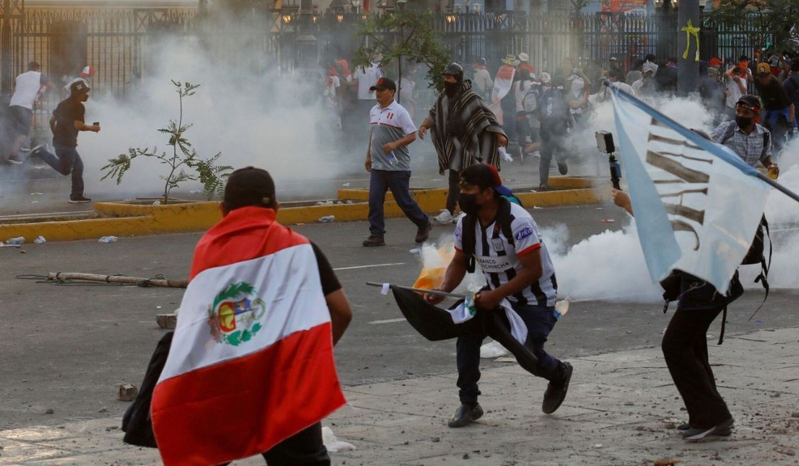 Protestas dejan un muerto y más de cien heridos en Perú. "La violencia nunca genera justicia", advierte la Iglesia