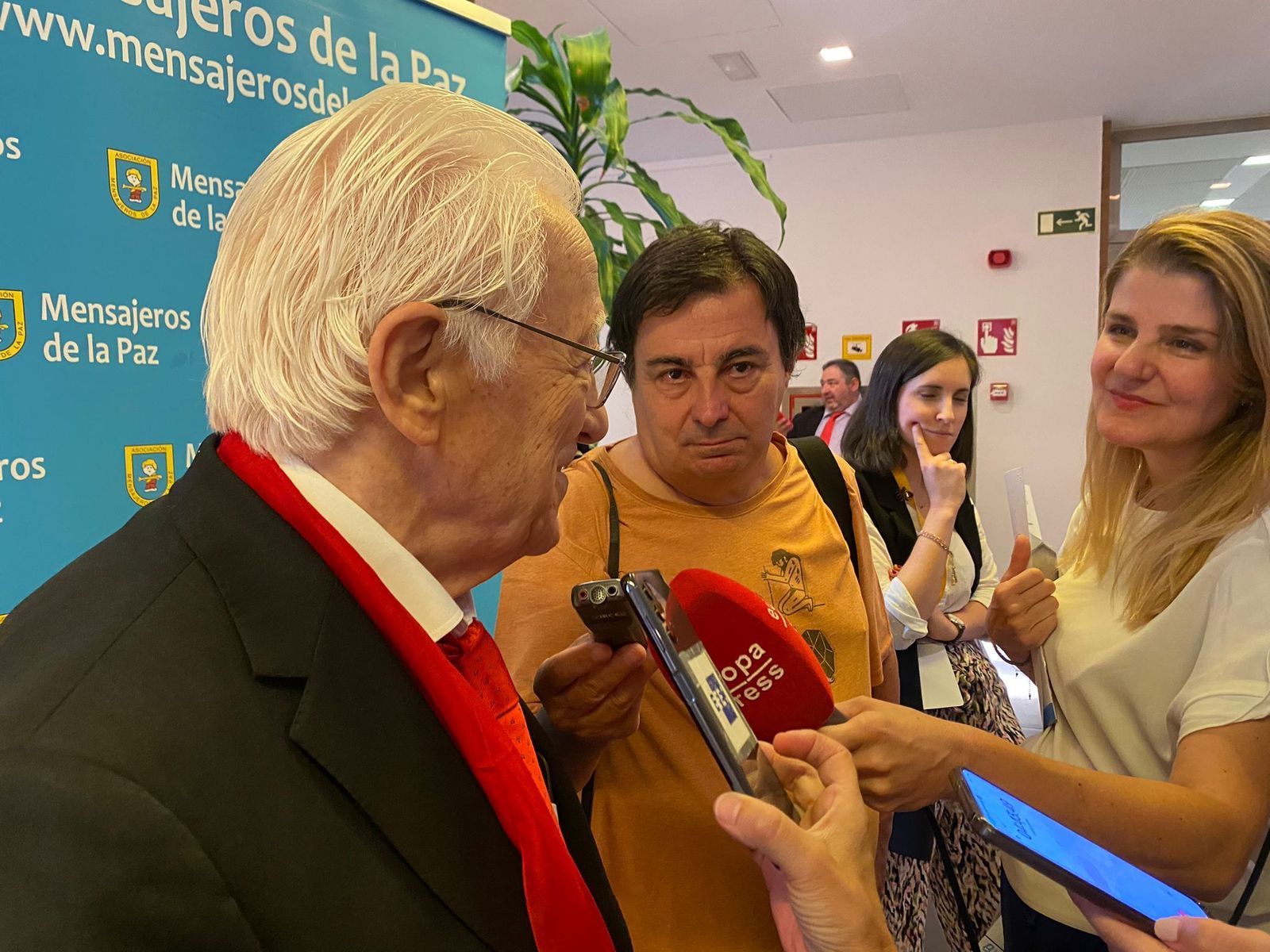 El padre Ángel, atendiendo a los medios