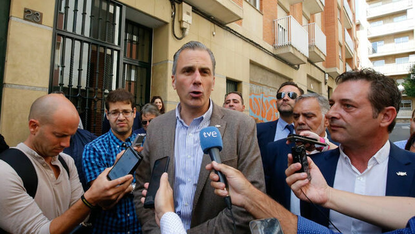 Ortega Smith habla con los medios