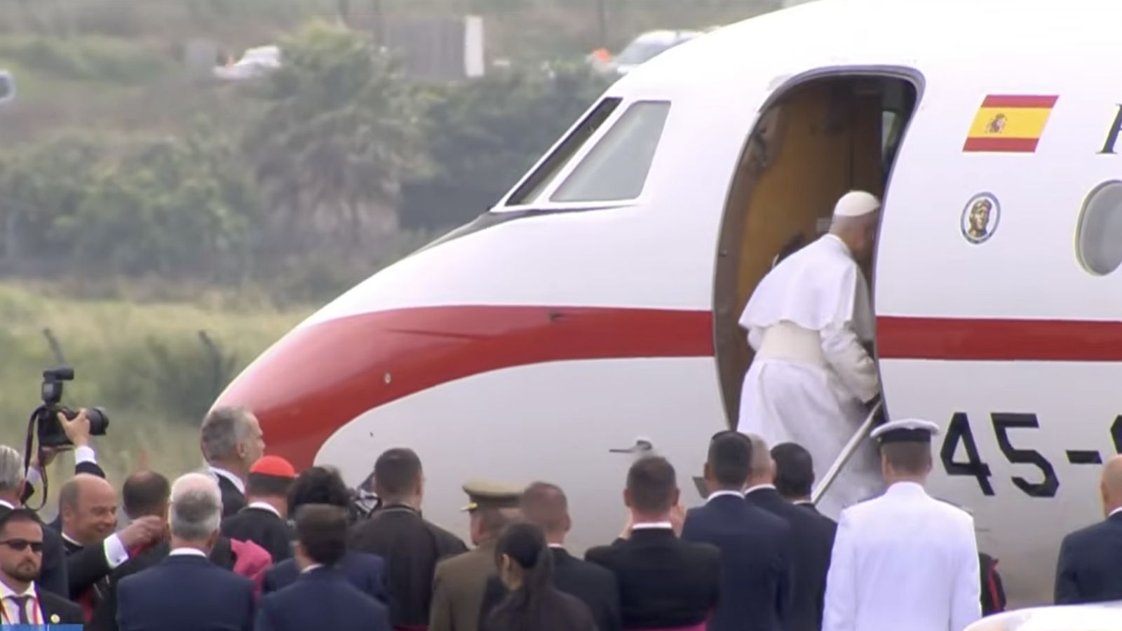 El Papa entra finamente en el Falcon del rey. ¿Destino? Roma