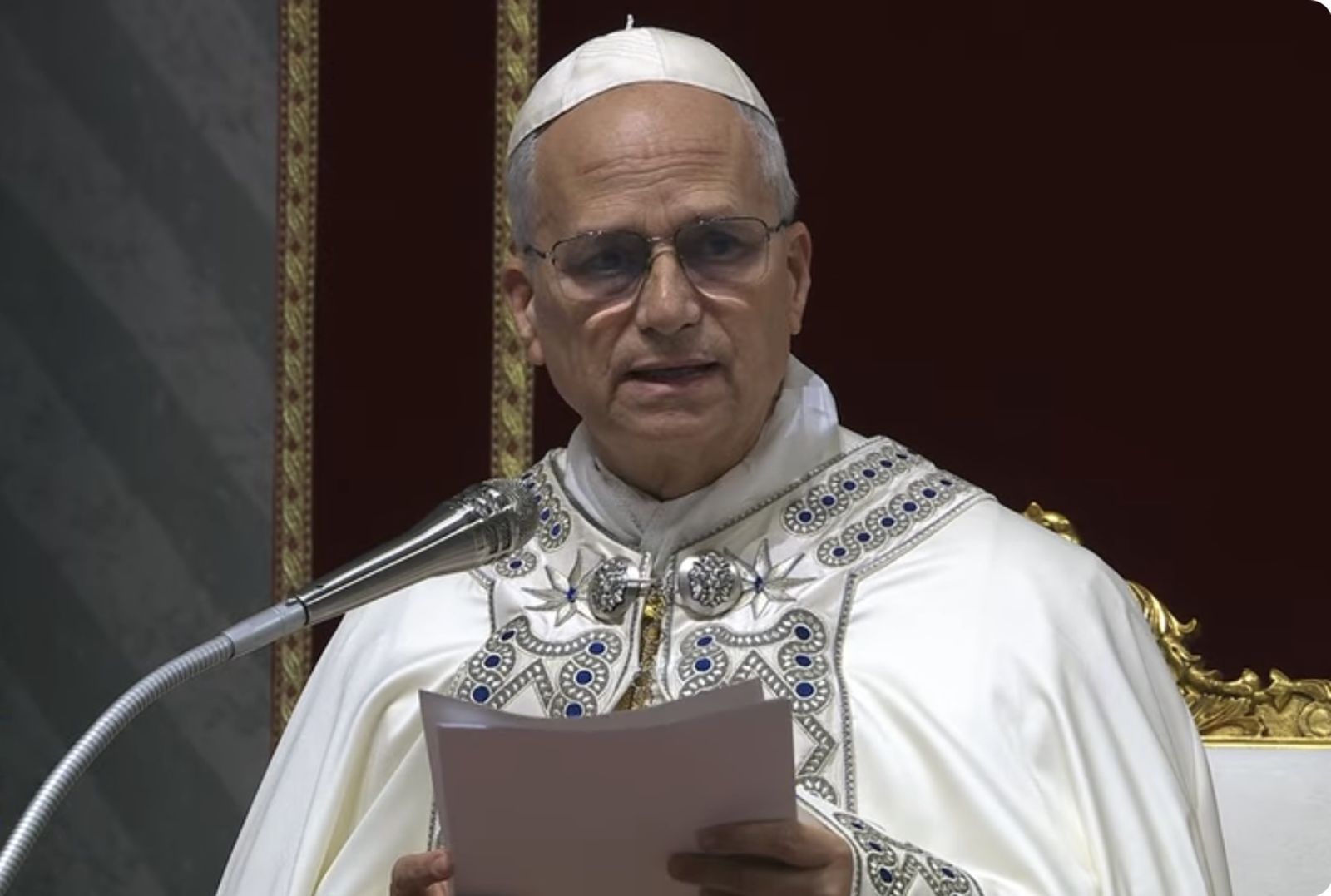 León XIV lee su homilía