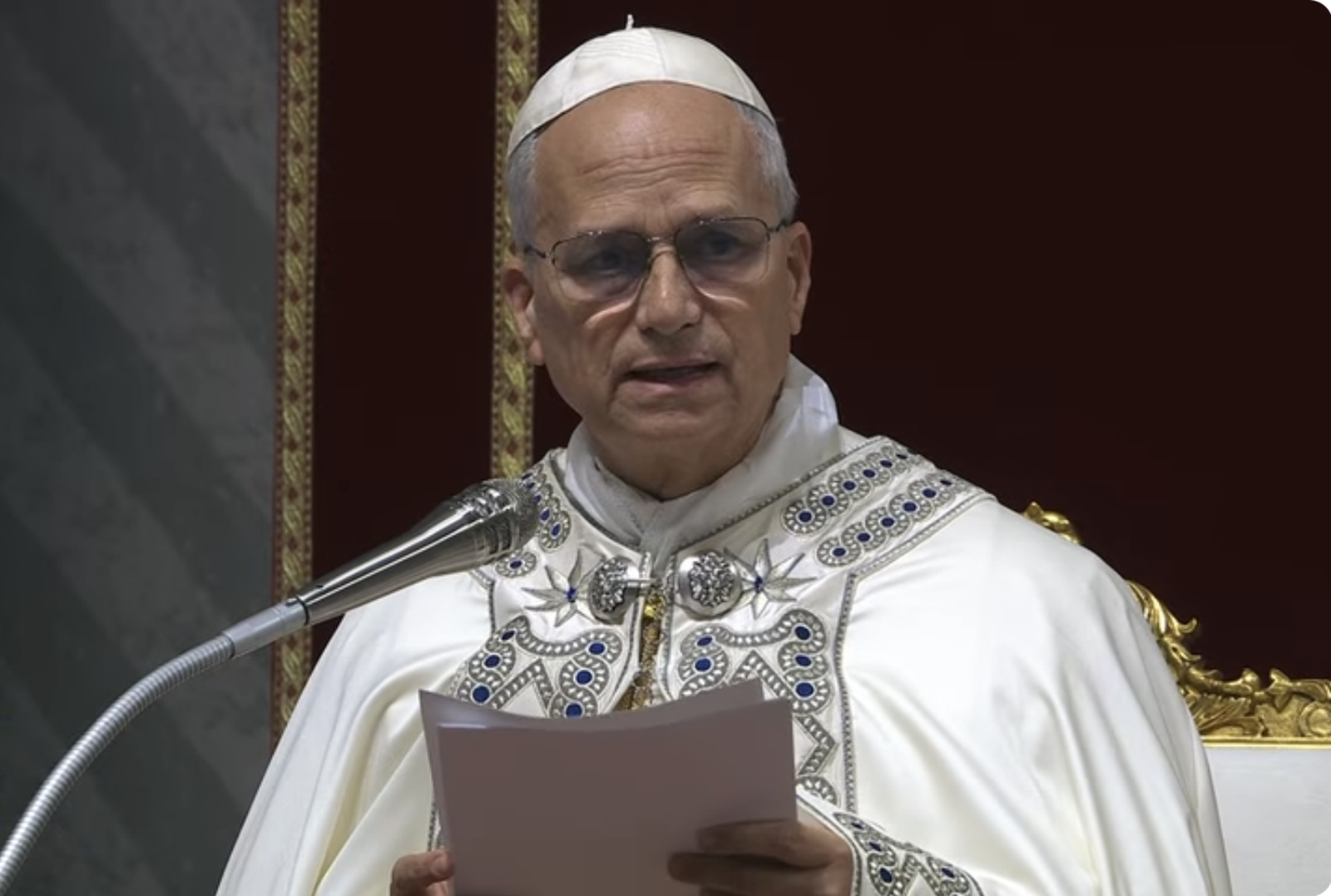 León XIV lee su homilía