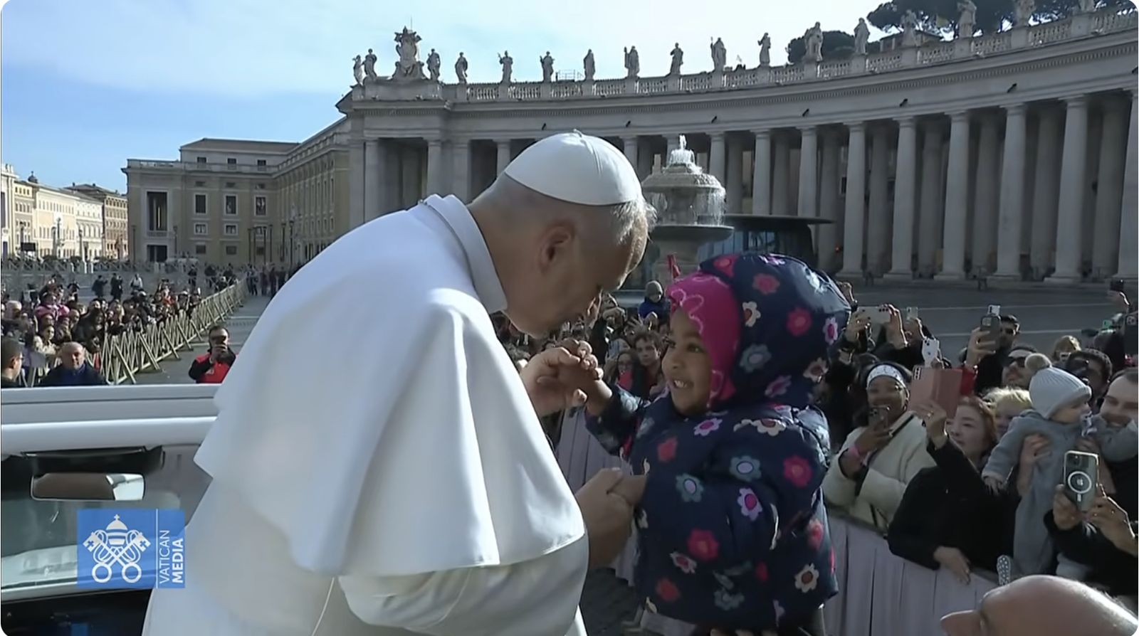 Un niño sonríe a León XIV en la audiencia
