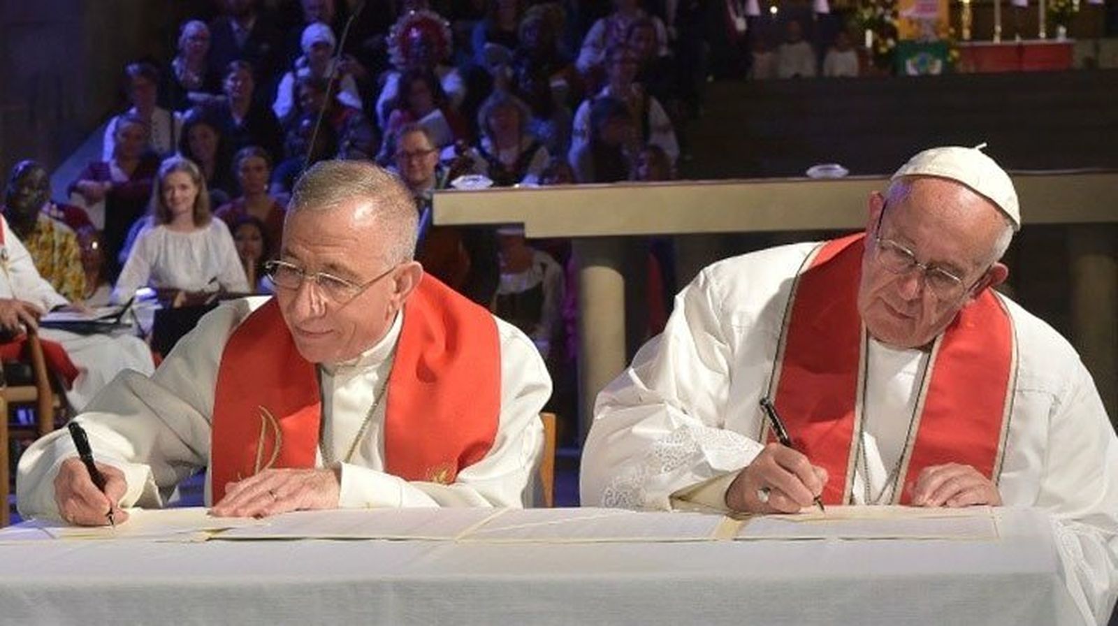 Francisco y el presidente de la Federación Luterana Mundial