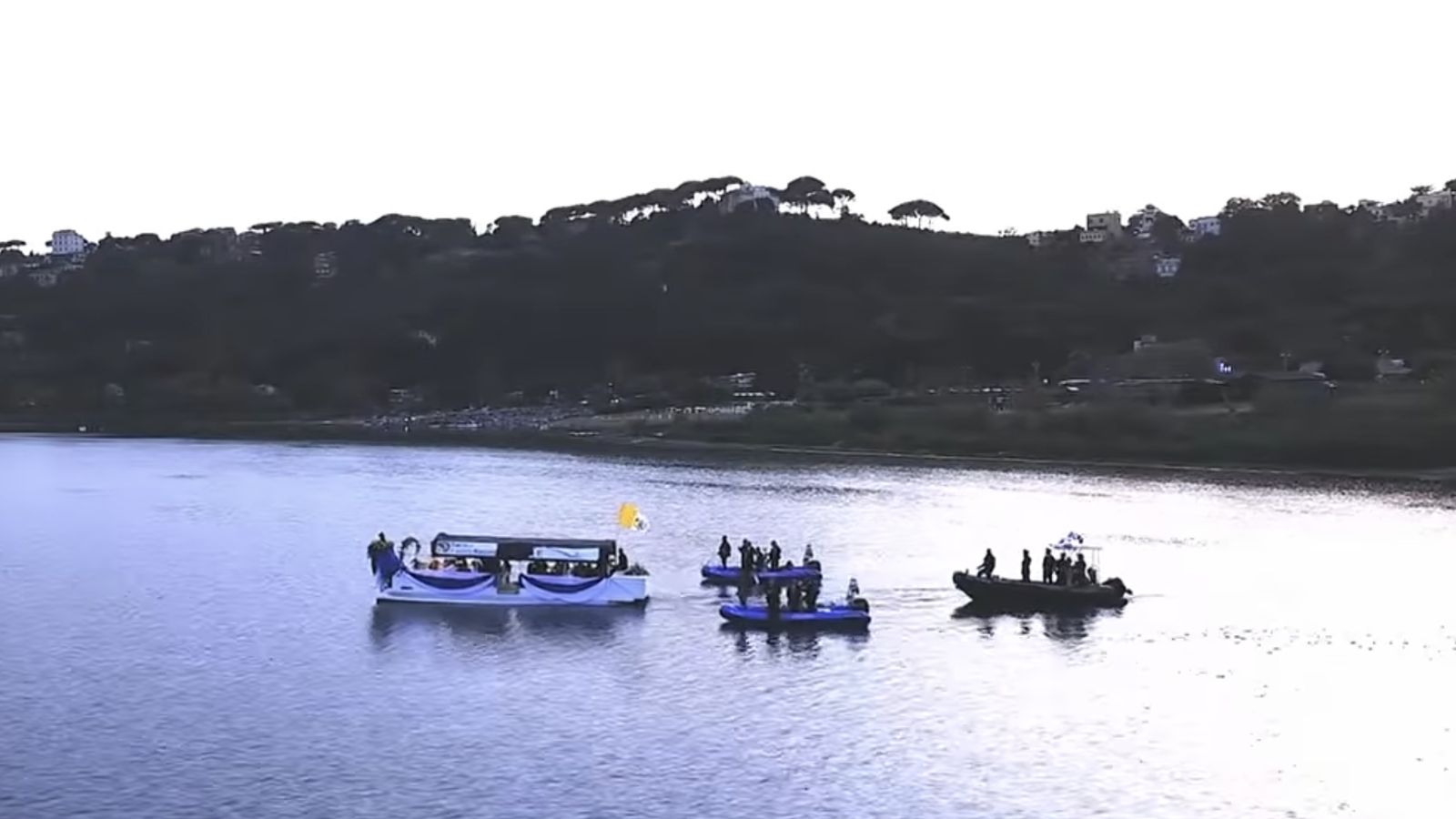 El Papa en barco popr el lago Albano