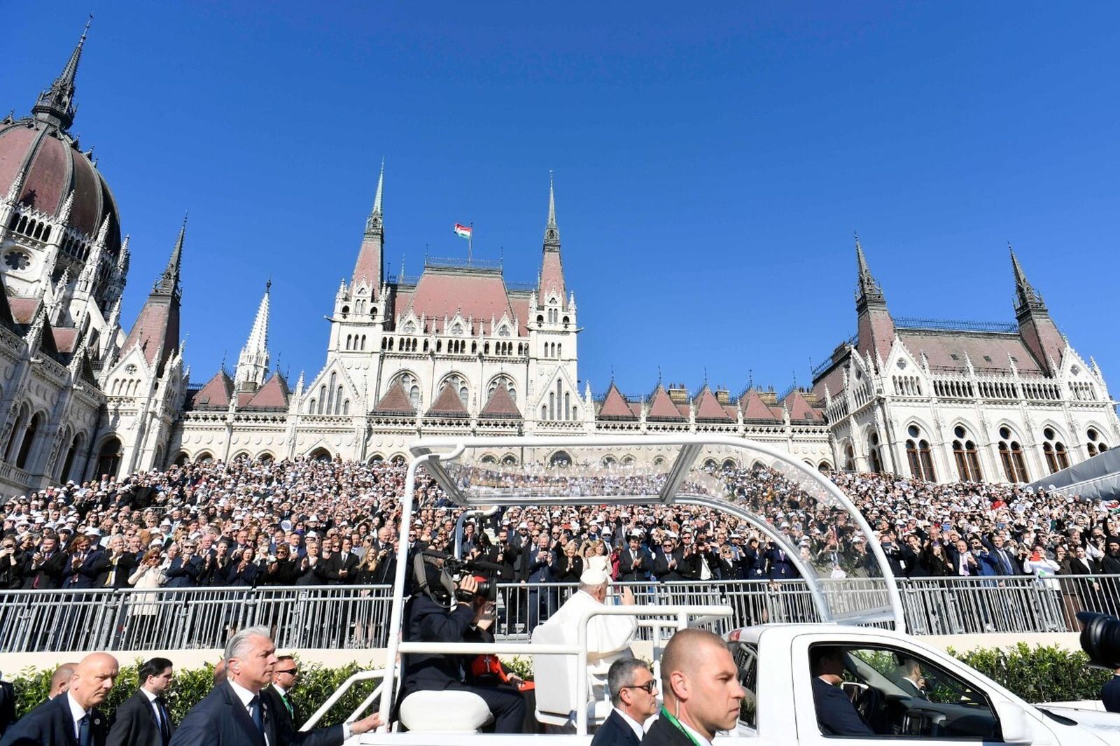 Francisco saluda a los miles de fieles en la plaza del Parlamento de Budapest