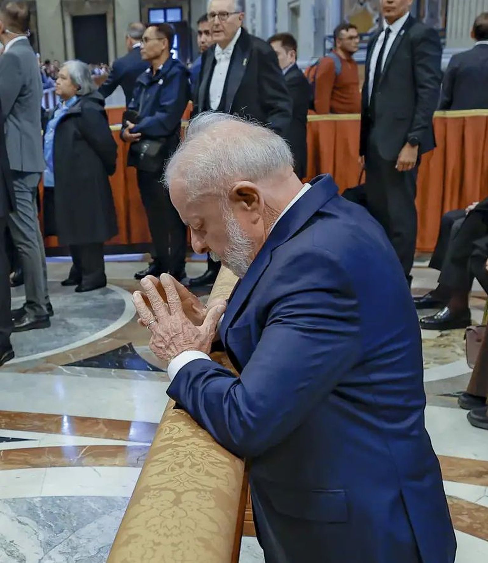 Lula, rezando en el velatorio