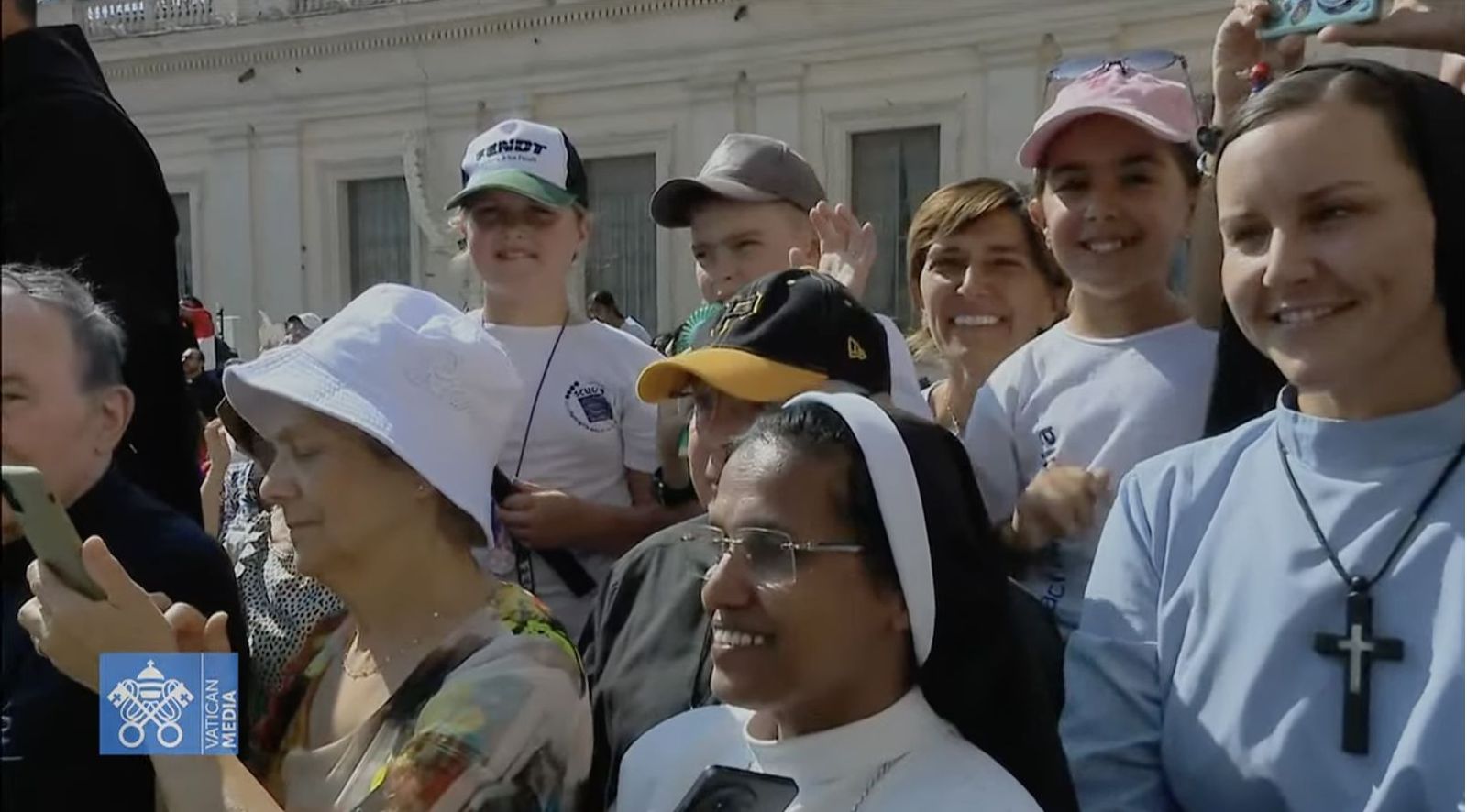 Fieles en la plaza de san Pedro para la audiencia general