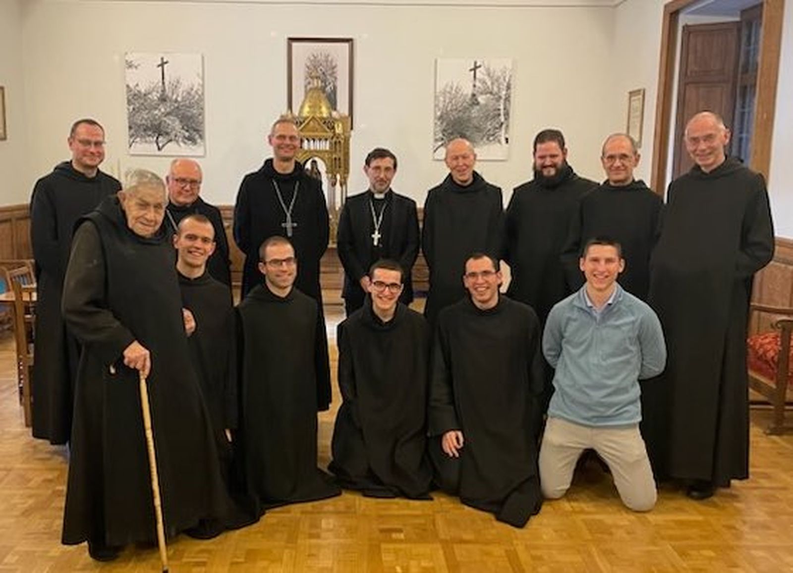 Cobo visitó a los monjes del Valle después de la firma del acuerdo Vaticano-Gobierno