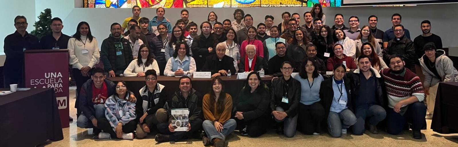 El Padre Ángel, con jóvenes católicos