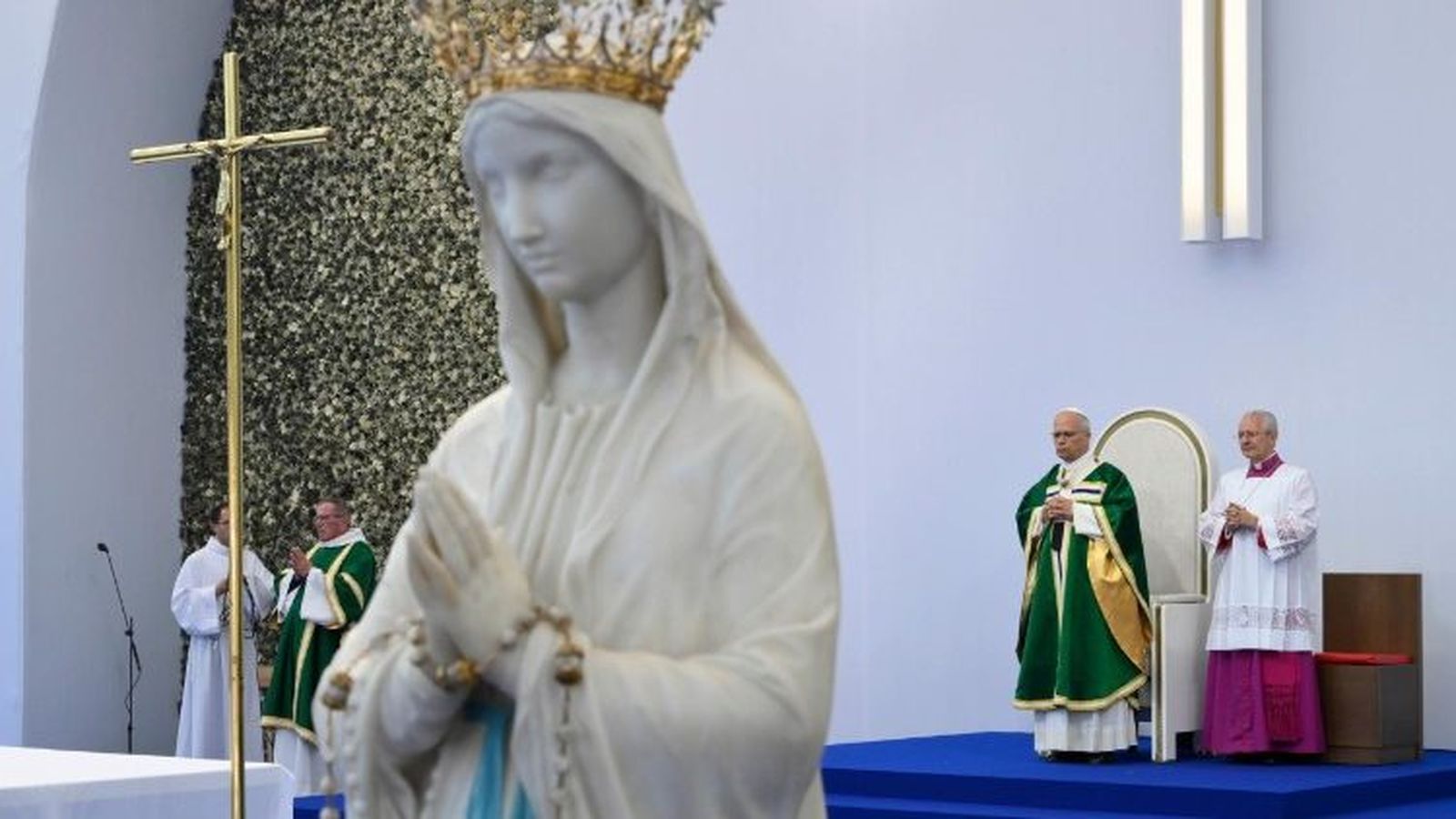 León XIV con Diego Ravelli, maestro de las celebraciones litúrgicas pontificias.