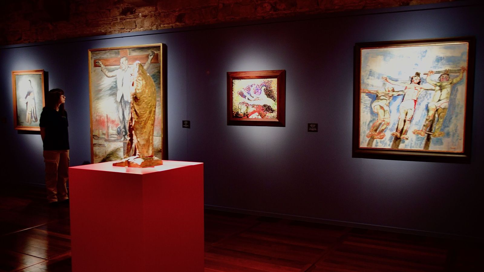 Reportaje fotográfico sobre la exposición de arte sacro italiano del siglo XX en el Museo Diocesano de Barcelona