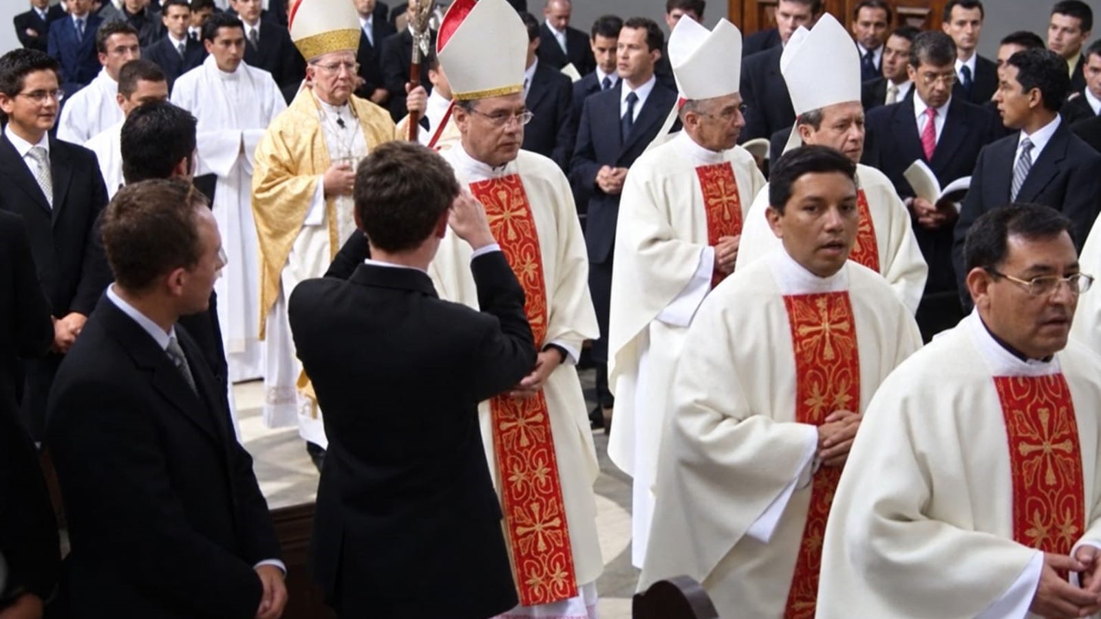 monseñor Gabriel Romero concelebra la eucaristía en la capilla del seminario de Bogotá