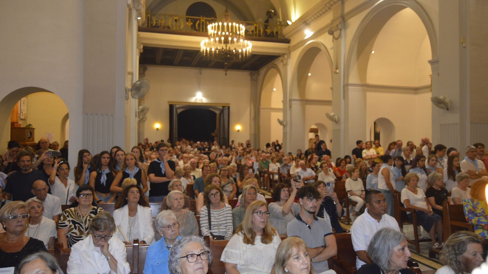 Fieles de todas las edades arroparon al nuncio de origen italiano.