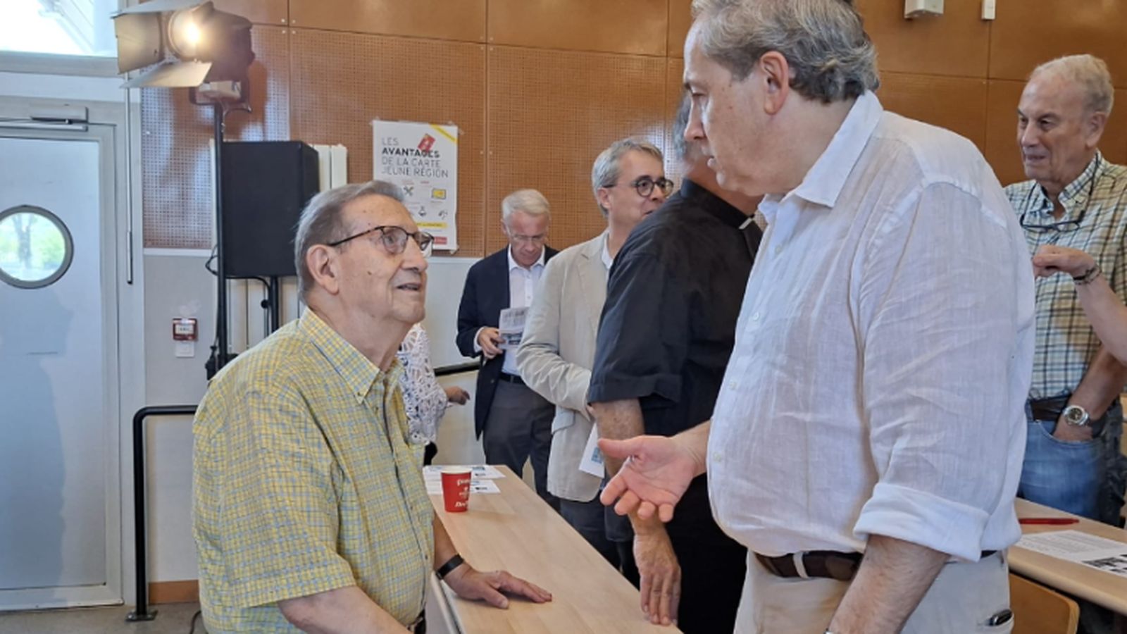 Joan Amorós saluda a Joan Maluquer, presidente de La Lliga Espiritual de la Mare de Déu de Montserrat.