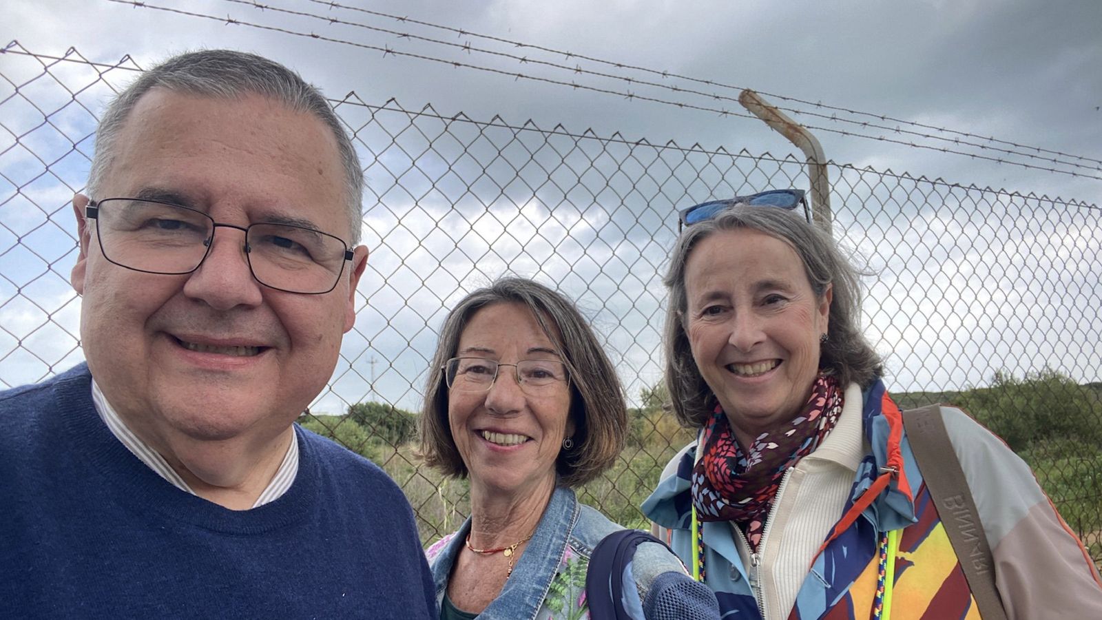 Rafael Vez con sus hermanas