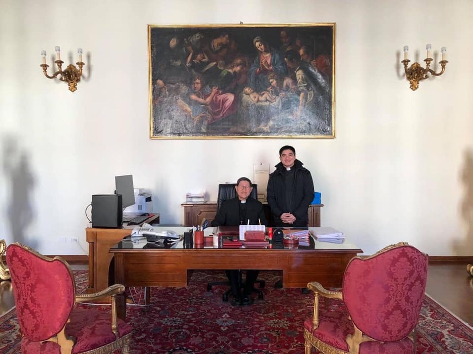 Tagle, con su secretario, en su nuevo despacho de Propaganda Fide