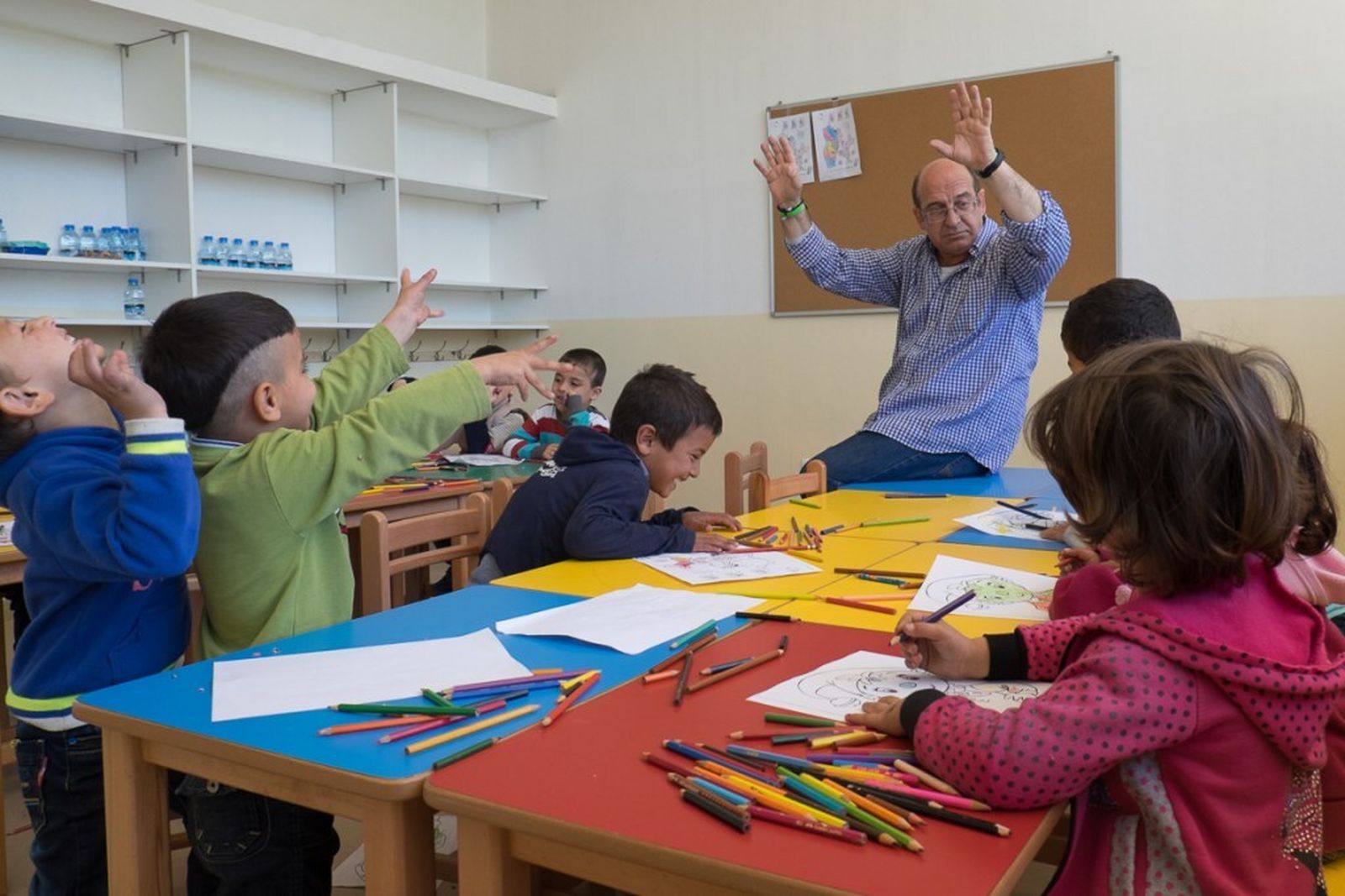 Miquel Cubeles, atendiendo a un grupo de menores.
