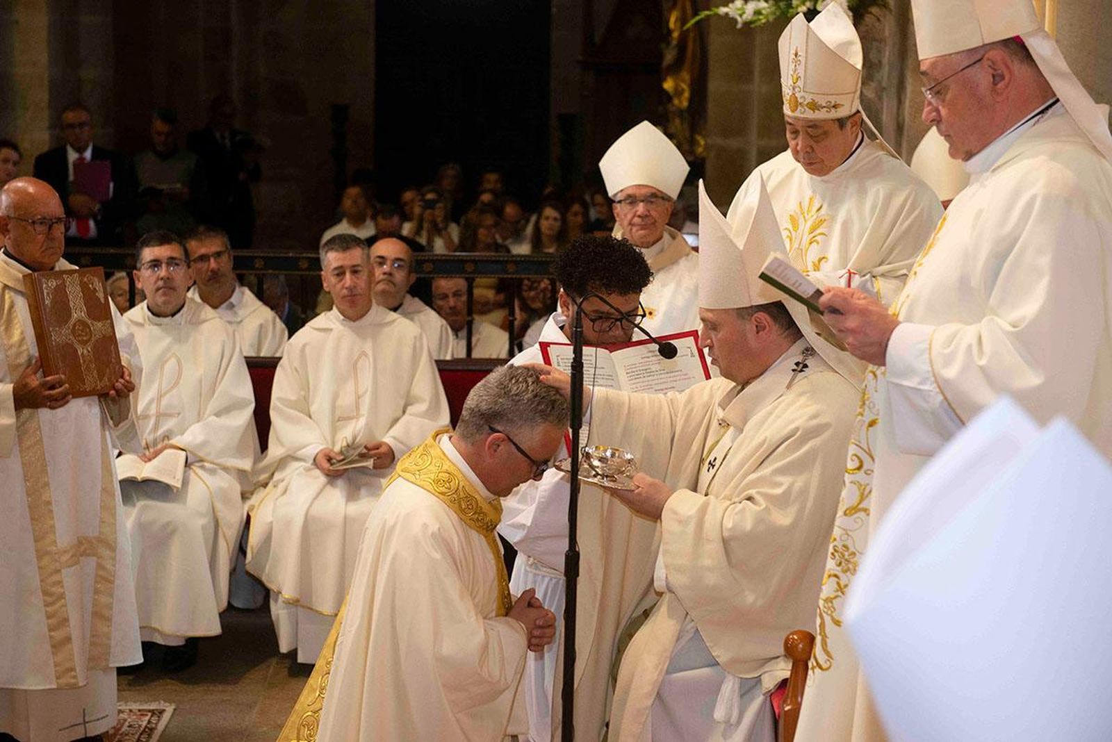 Prieto, en la ceremonia de ordenación de Valín