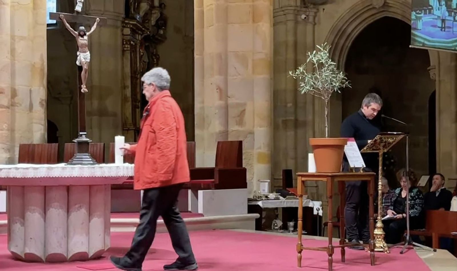 Una de las víctimas porta su vela