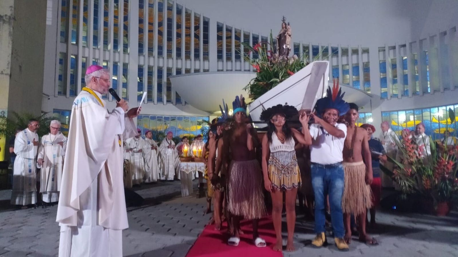Mons. Evaristo Spengler con los pueblos indígenas