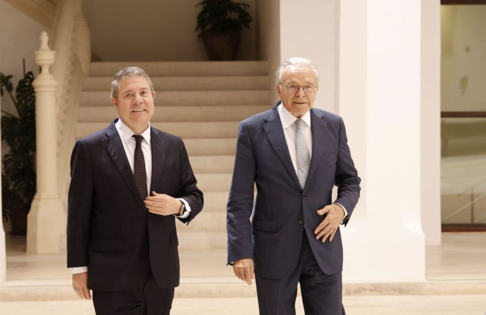 El presidente de Castilla-La Mancha, Emiliano García-Page, y el presidente de la Fundación ”la Caixa”, Isidro Fainé, en la firma del convenio marco entre ambas instituciones para 2024 firmado en Toledo