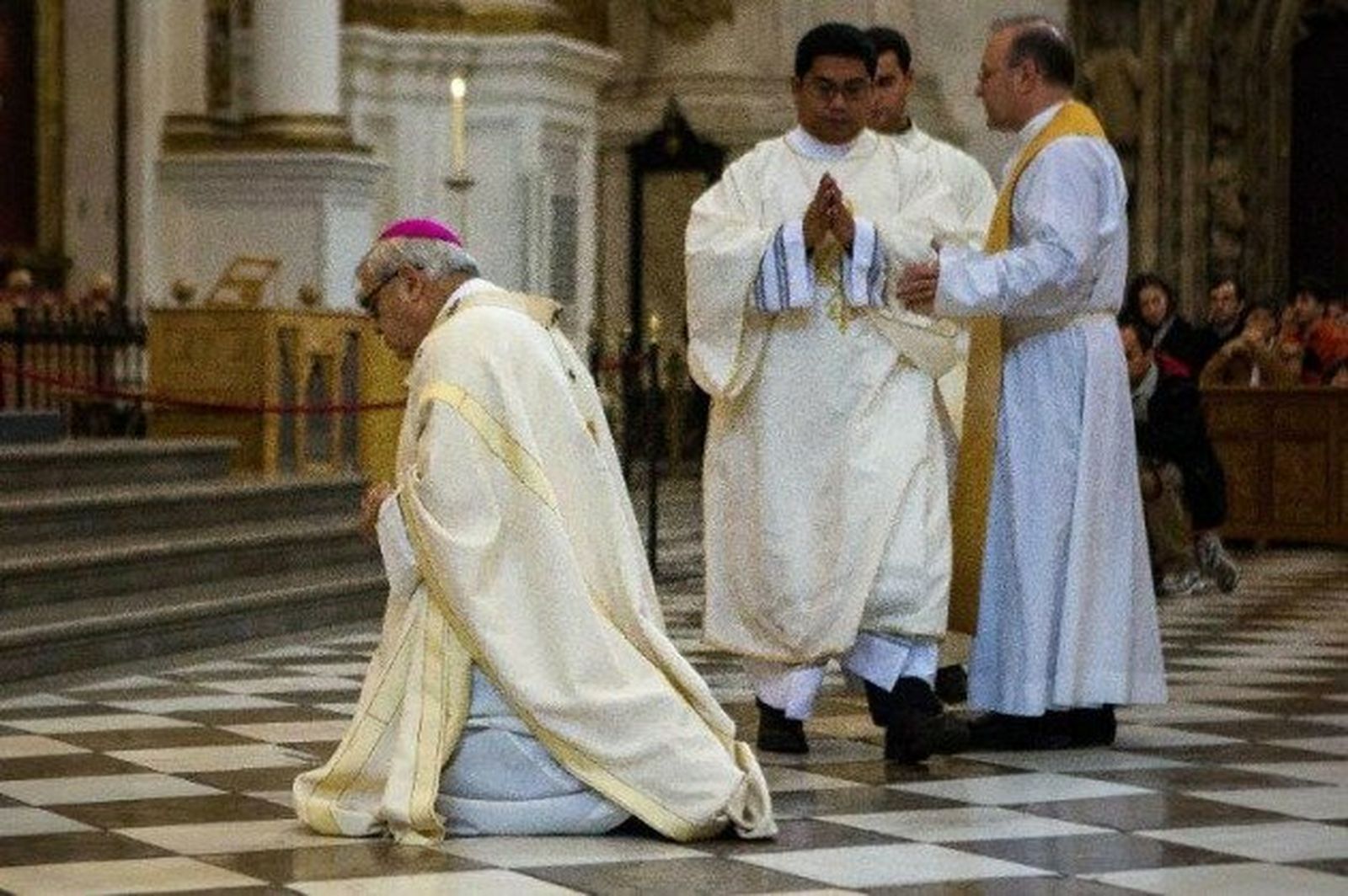 El arzobispo de Granada pide perdón por los abusos