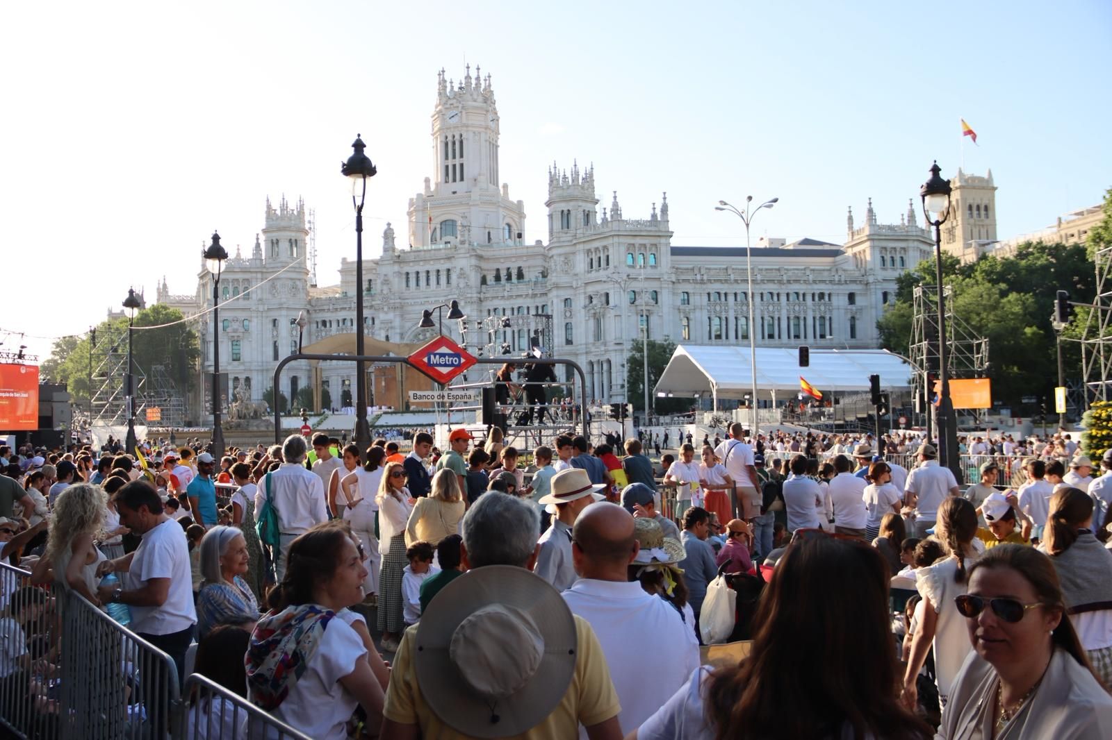 Fieles ya esperan al Papa en Cibeles