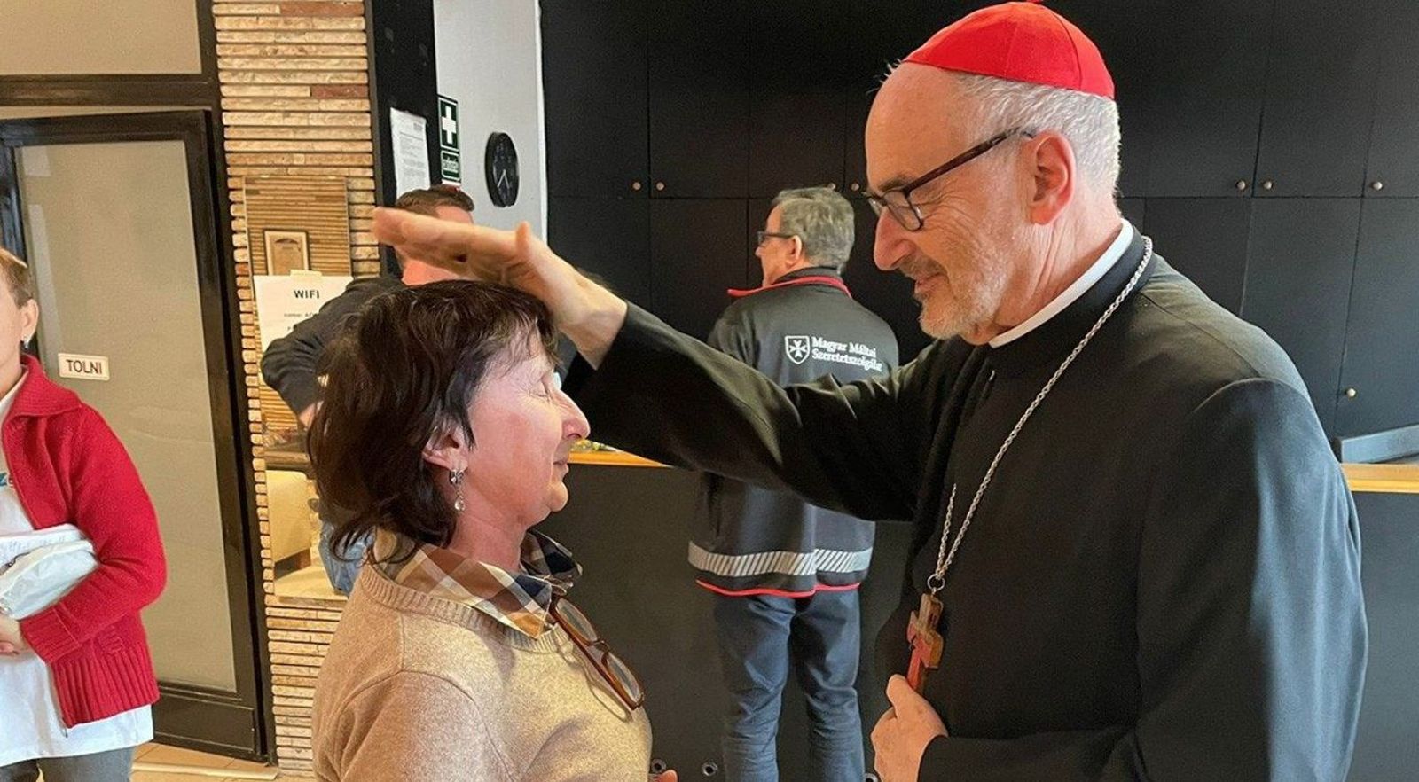 Czerny bendice a una mujer en Hungría