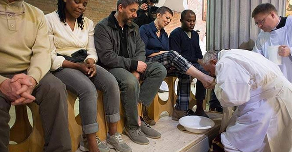 El lavatorio de los pies será el signo profético de la entrega de Dios ...