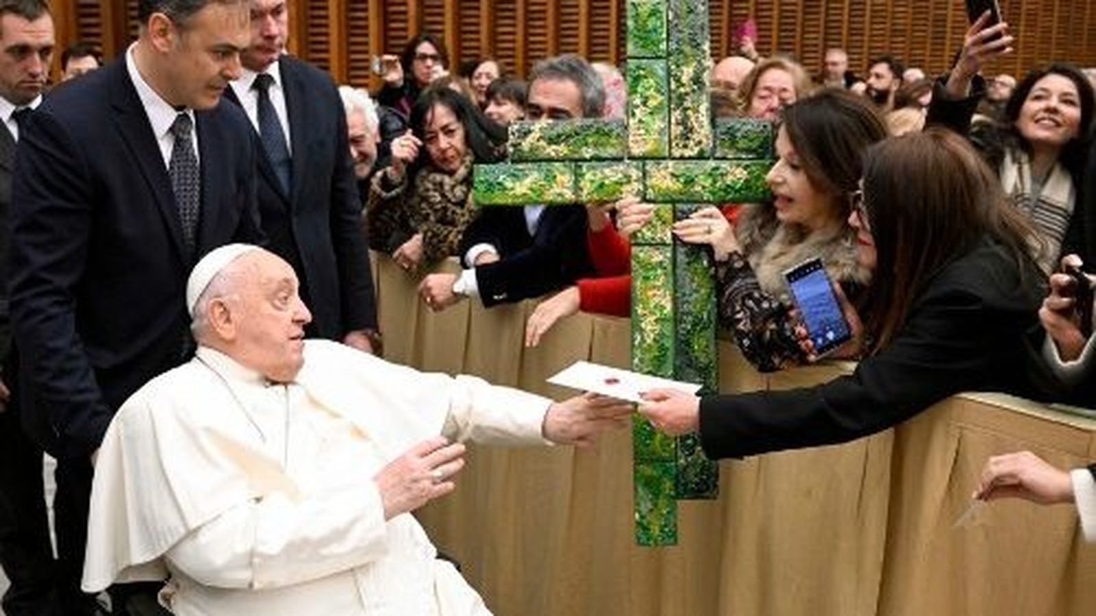 Francisco saluda a los asistentes a la audiencia