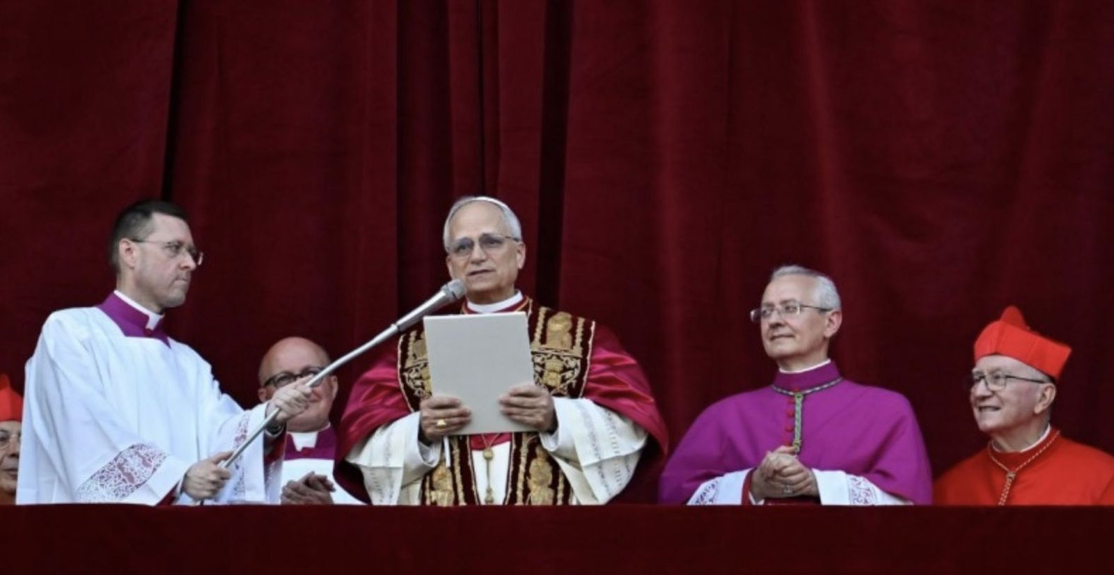 Parolin, a la derecha, escucha al nuevo Papa