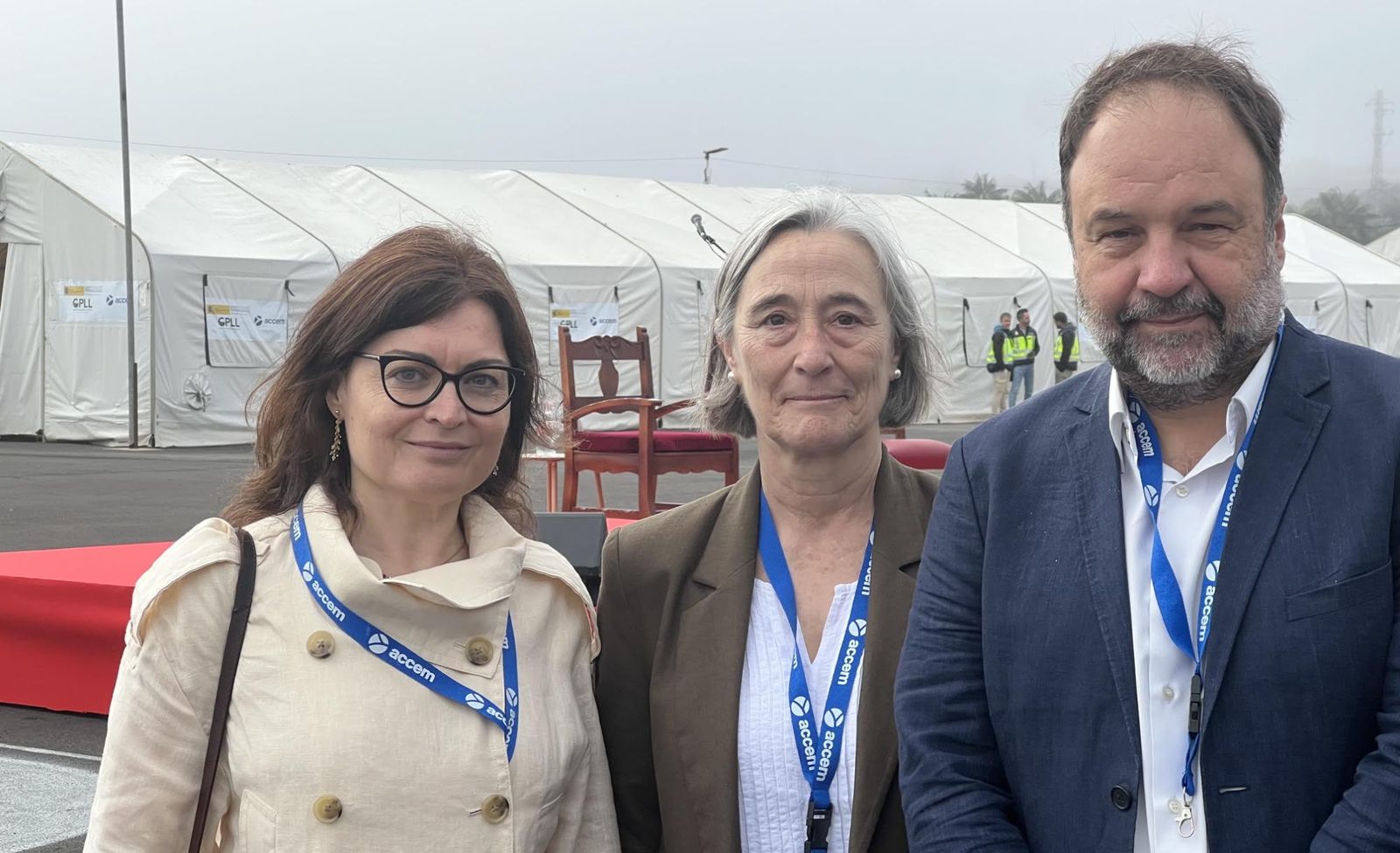 Pilar Samanes en medio de dos de sus colaboradores