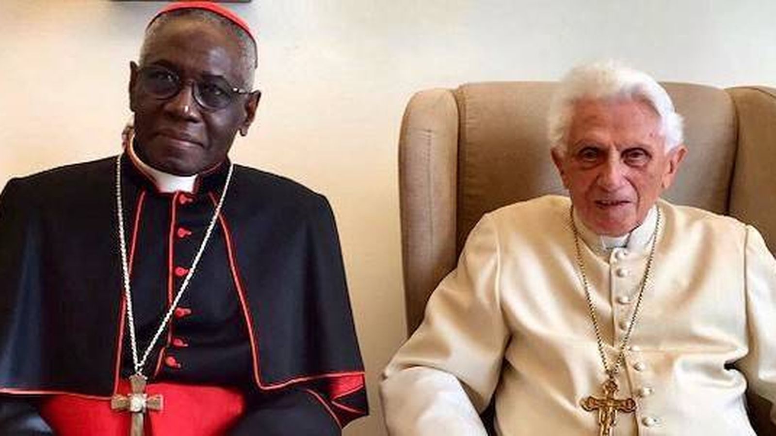 El cardenal Sarah, en una visita al Papa emérito