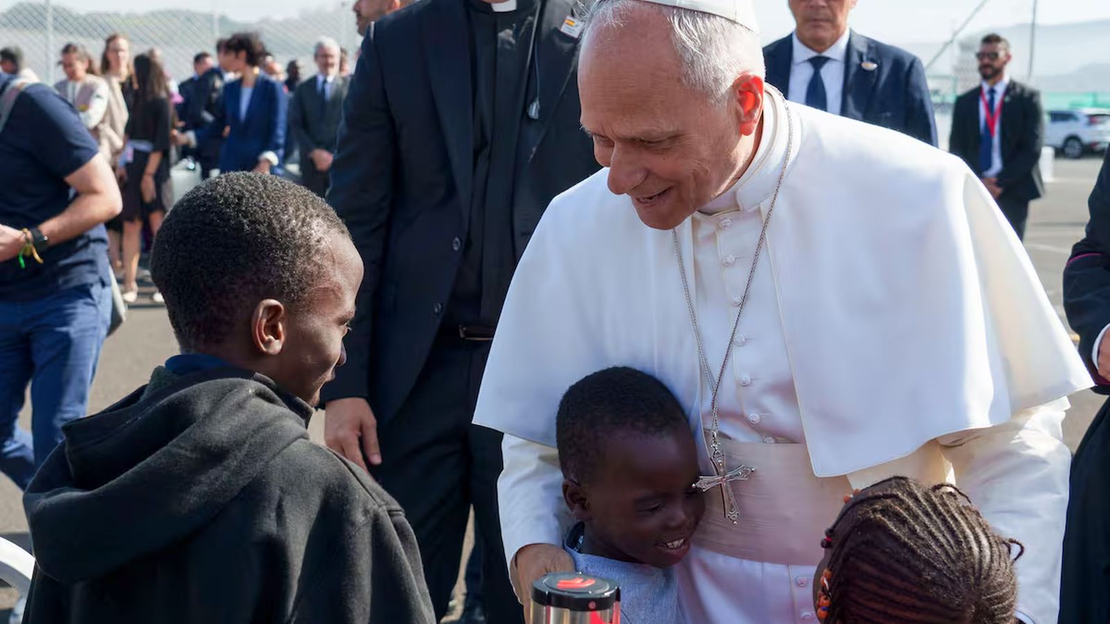 Papa con niños migrantes en Canarias