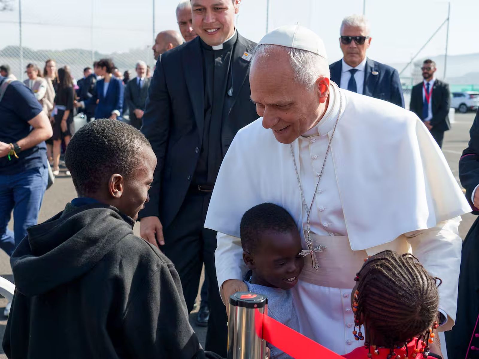 Papa con niños migrantes en Canarias
