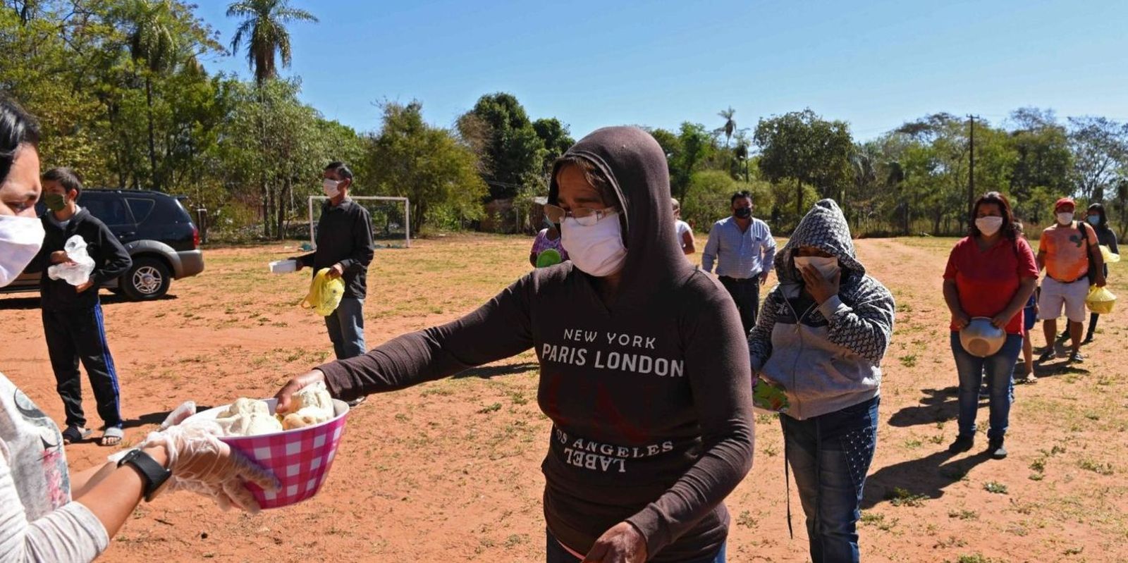 Reparto de comida a población desfavorecida en Paraguay