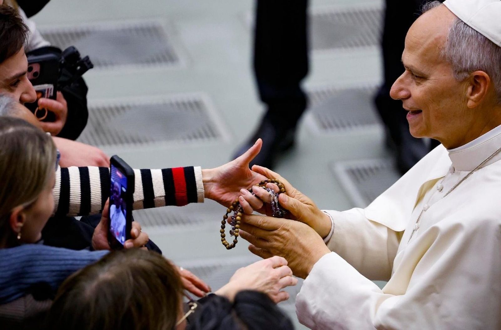 El Papa León XIV con algunos fieles