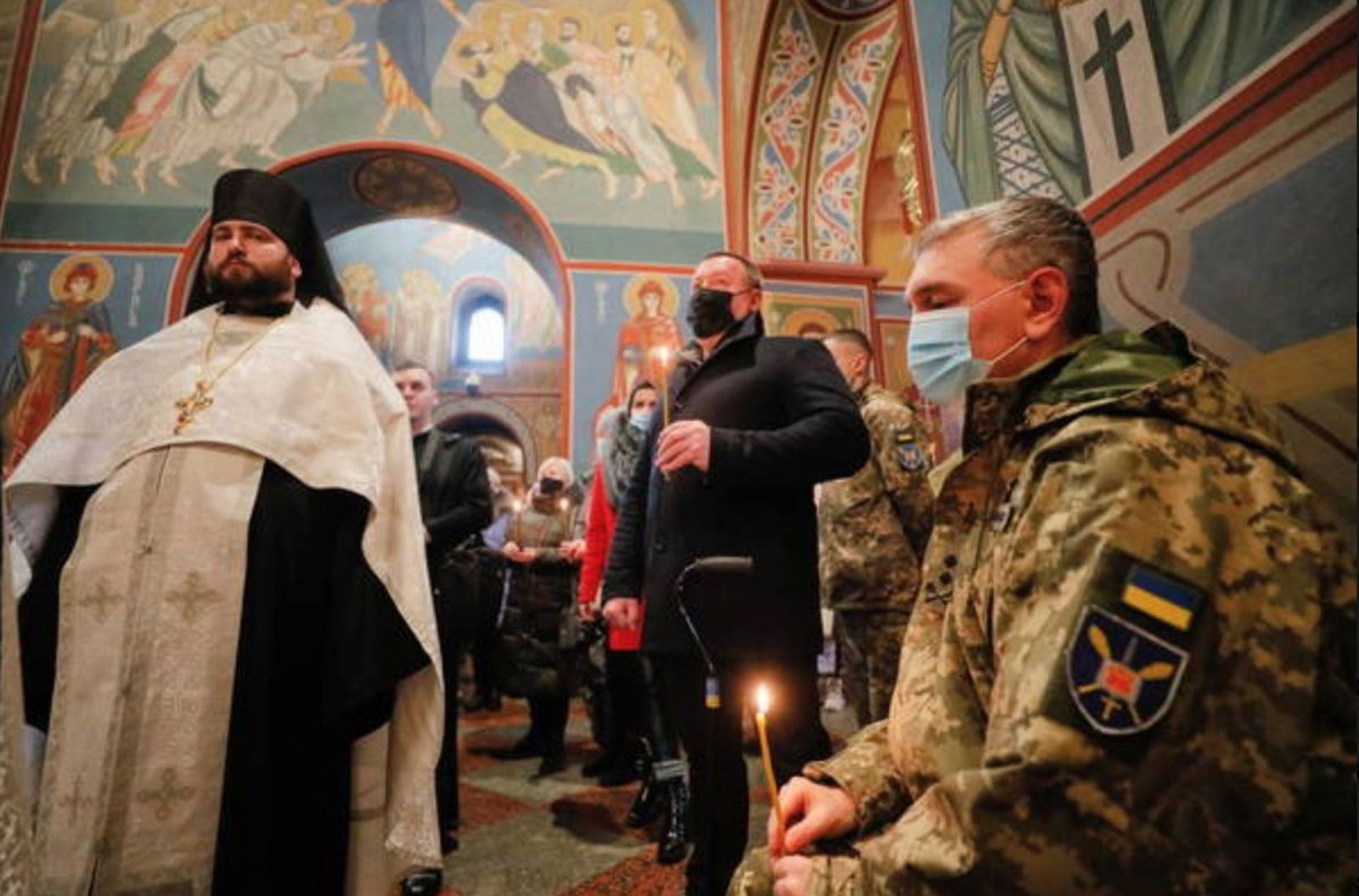 Vitalii Kryvytskyi bendice a los soldados