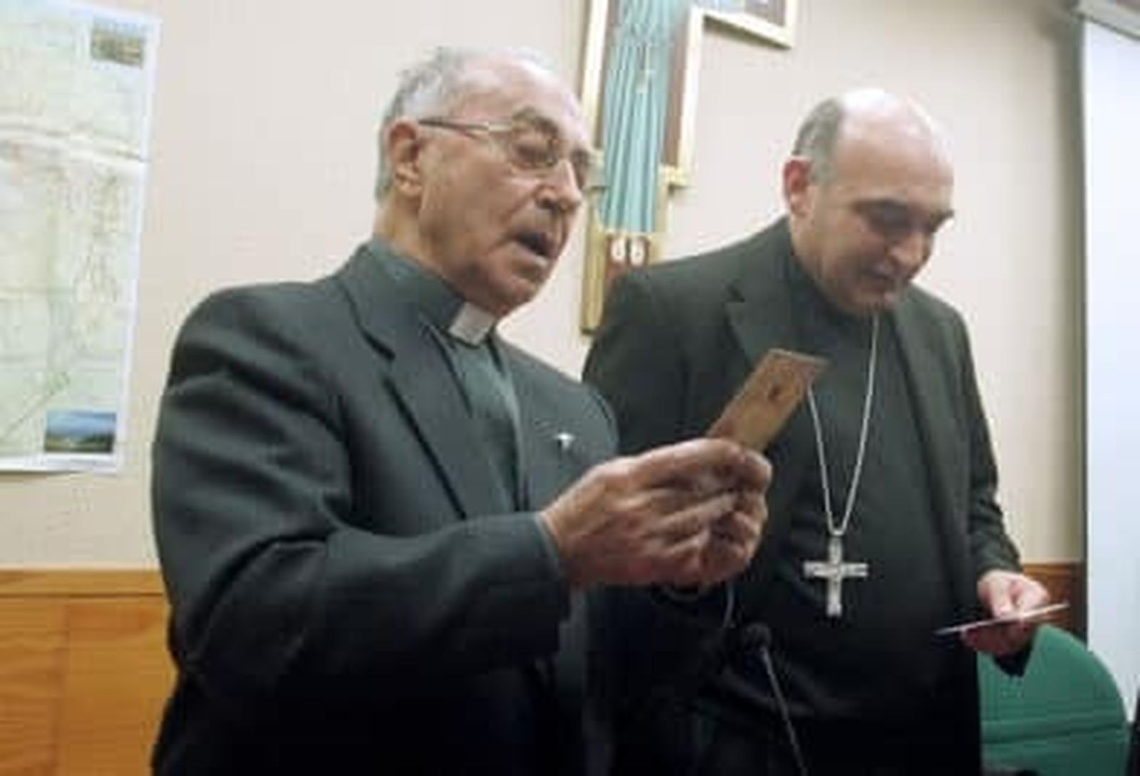 Alexandre Alapont amb l'arquebisbe Benavent