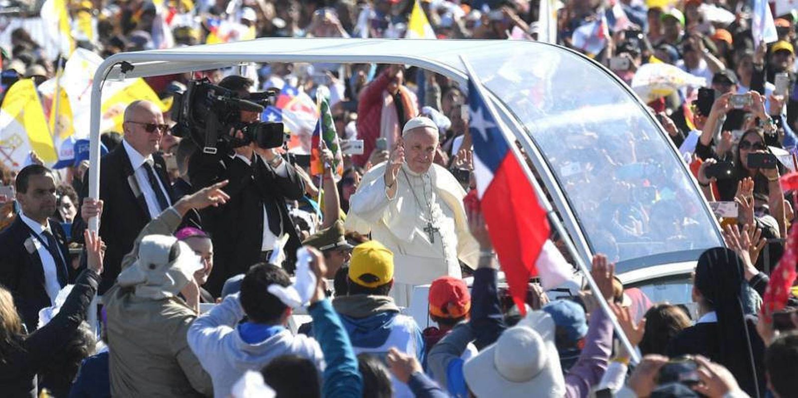 El Papa saluda a una multitud en Chile
